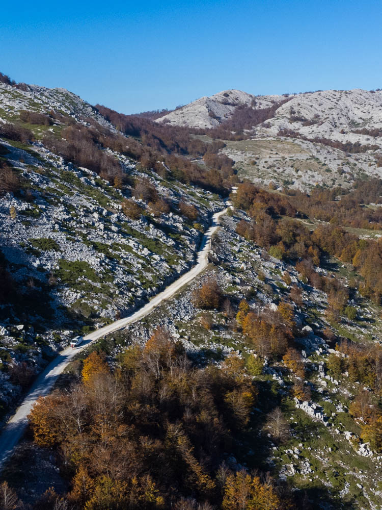 Vivaldi fährt über eine Passstraße in Kroatien. Das Bild wurde von der Drohne aufgenommen und es ist viel Landschaft zu sehen.