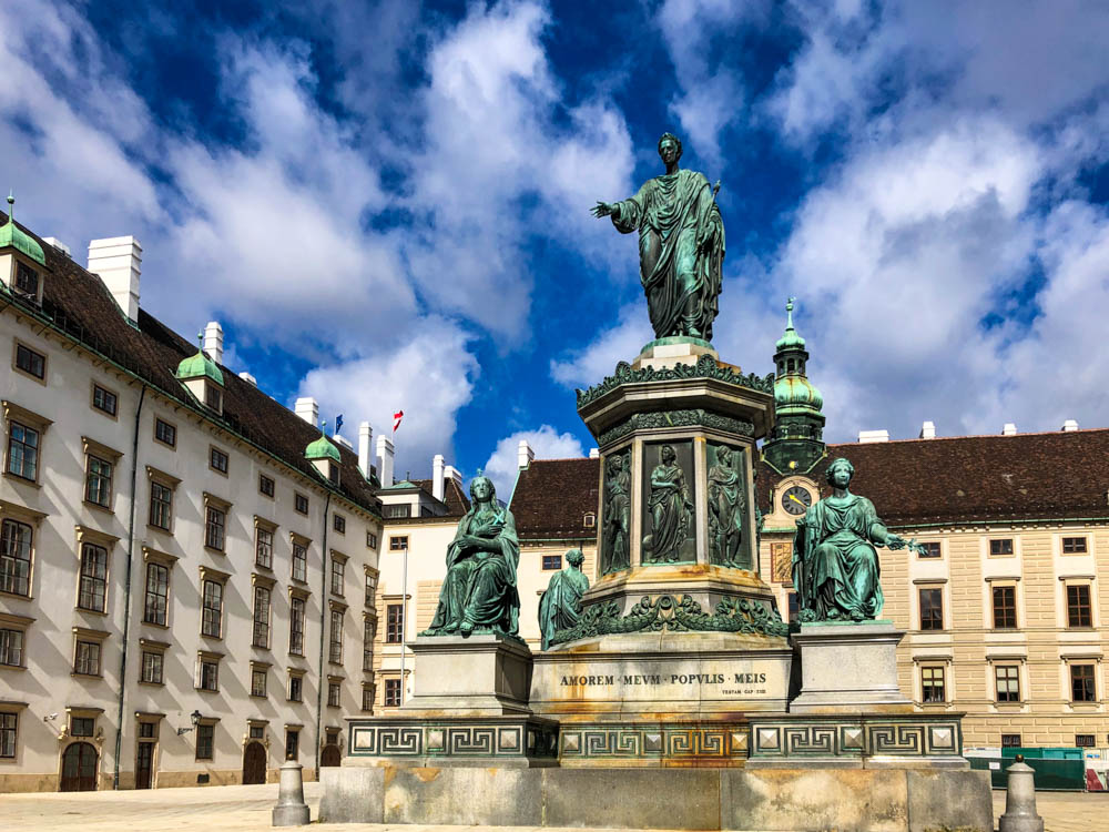 Platz in Wien mit einem Monument.