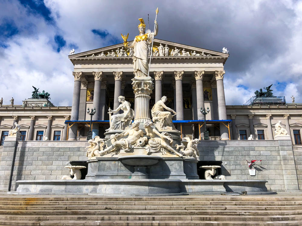 Querfeldein durch Österreich nach Wien: Monument steht vor dem Parlament. Das Gebäude ist riesig und kann auf dem Bild nicht komplett abgelichtet werden.