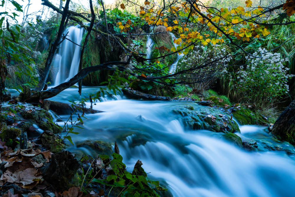 Langzeitbelichtung eines Wasserfalls im Nationalpark Plitvicer Seen in Kroatien. Dadurch ist die Wasseroberfläche verschwommen und glatt gezogen.