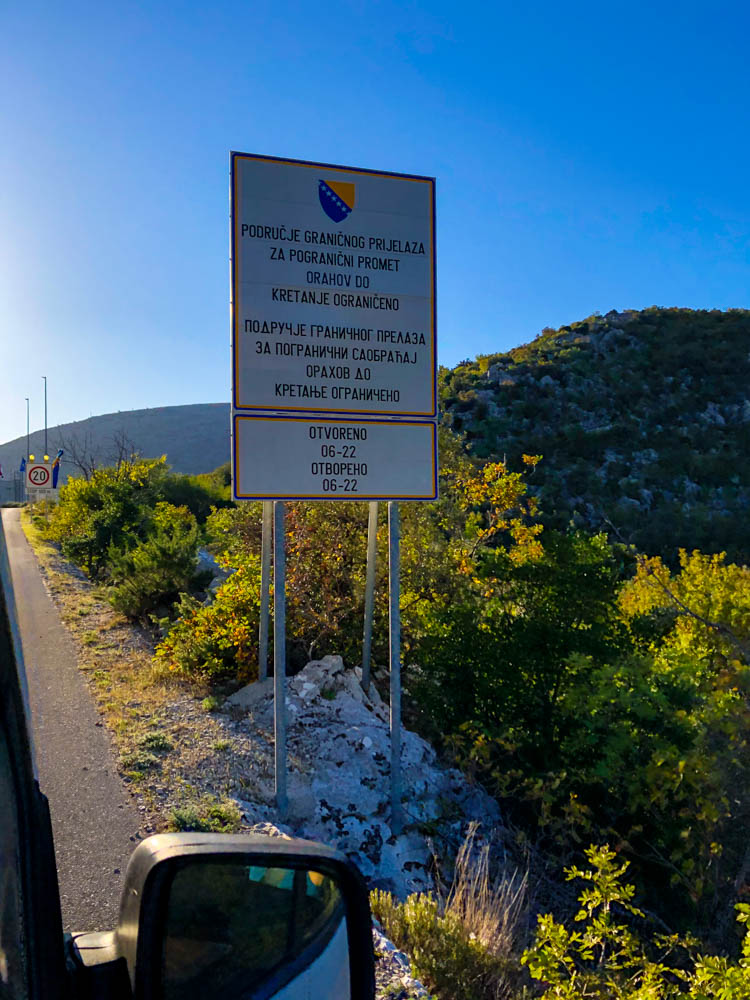 Grenzschild von BIH nach Kroatien. Dieser Grenzposten ist nur tagsüber besetzt. Der Himmel ist kräftig blau.