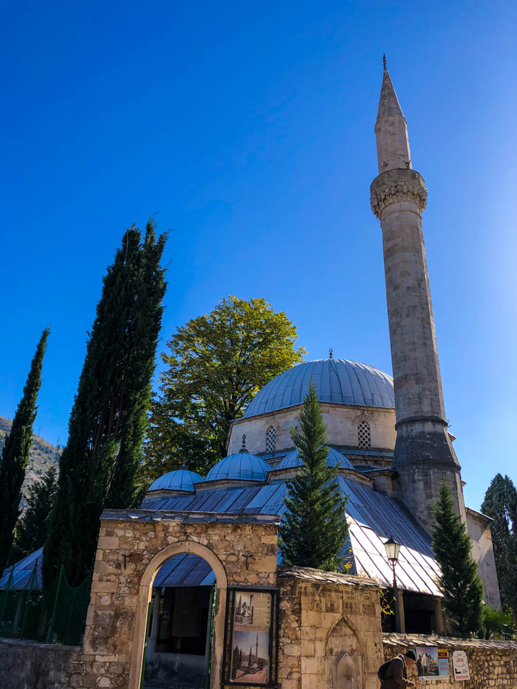 Moschee in Mostar in Bosnien und Herzegowina. Der Himmel ist kräftig blau.