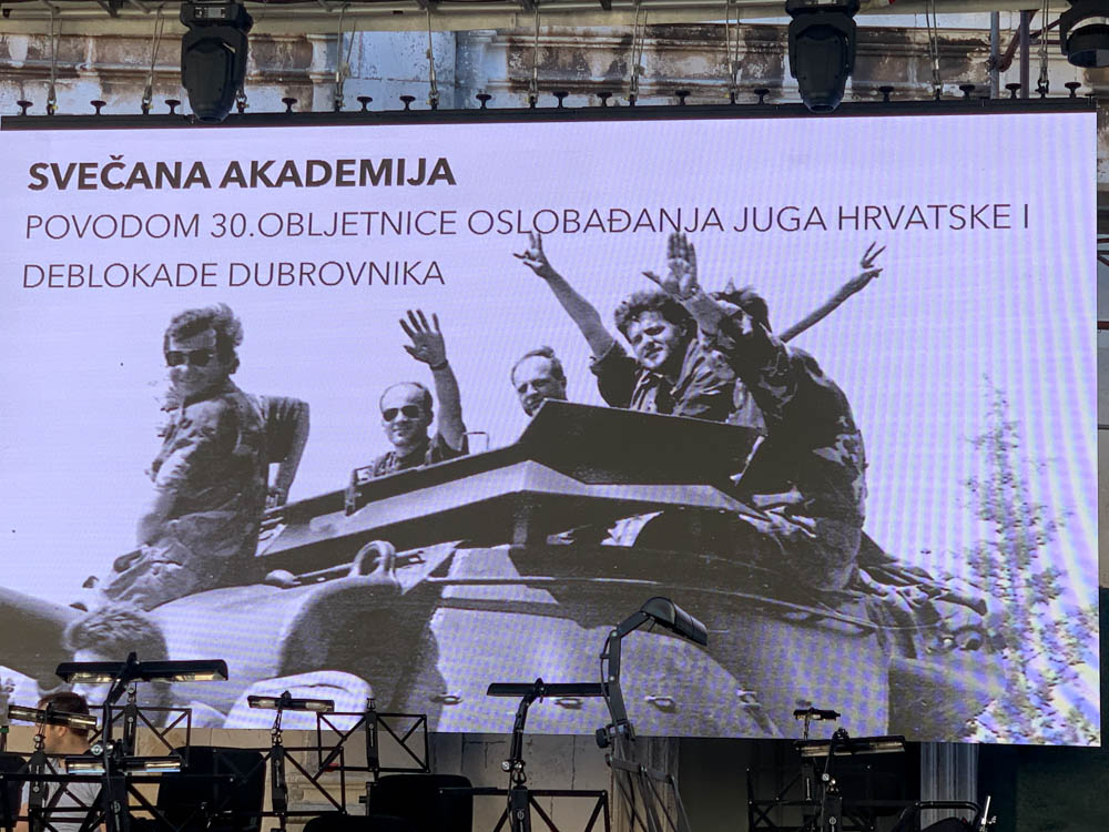 Werbung auf einer Leinwand in Dubrovnik für das 30-jährige Jubiläum der Befreiung von Dubrovnik.