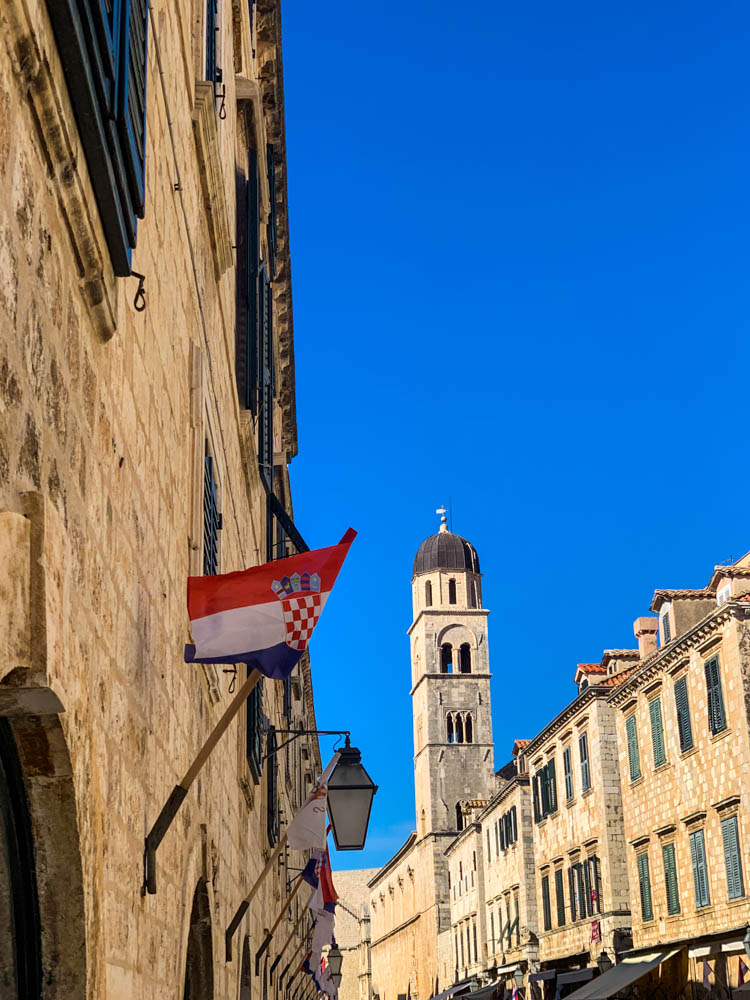Dubrovnik Innenstadt: Städtetrips in Kroatien. Der Himmel ist kräftig blau