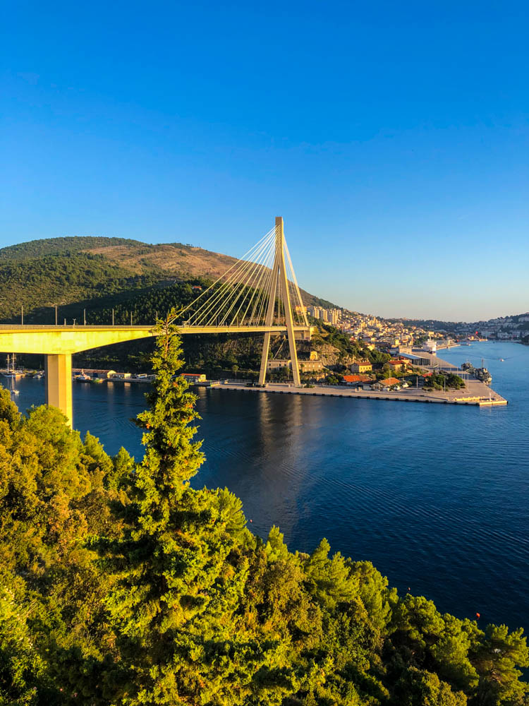 Brücke nach Dubrovnik. Kräftig blauer Himmel. Städtetrips in Kroatien