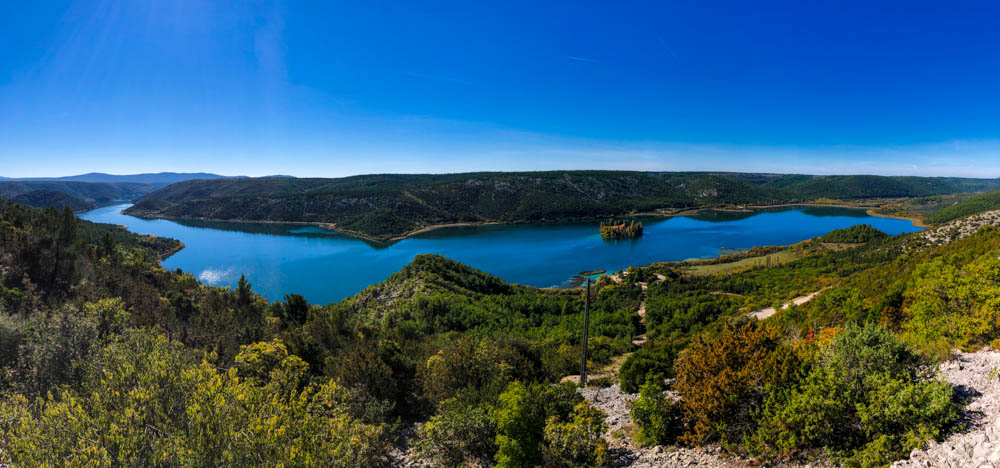 Panoramaaufnahme von der Insel Visovac bzw. dem darum liegenden See von einem Aussichtspunkt oberhalb des Sees und Flusses. Krka Nationalpark Kroatien