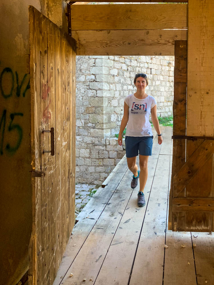 Melanie läuft in eine alte, verlassene Burganlage im Süden Kroatiens. Lost Place