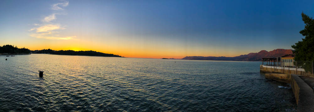 Sonnenuntergang Panorama über dem Meer in Kroatien