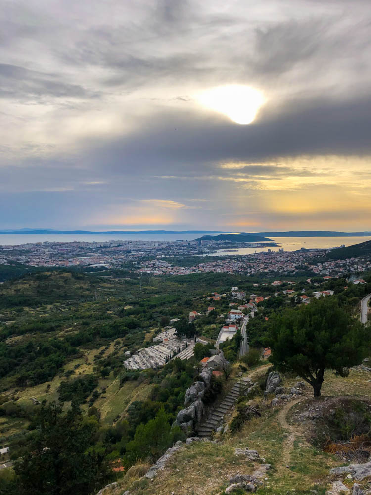 Blick auf Split und das Meer am Horizont: Städtetrips in Kroatien