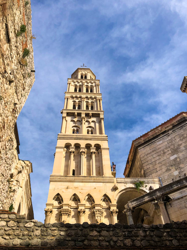 Kirchturm in Split - alte Steinmauern ragen in die Höhe: Städtetrips Kroatien