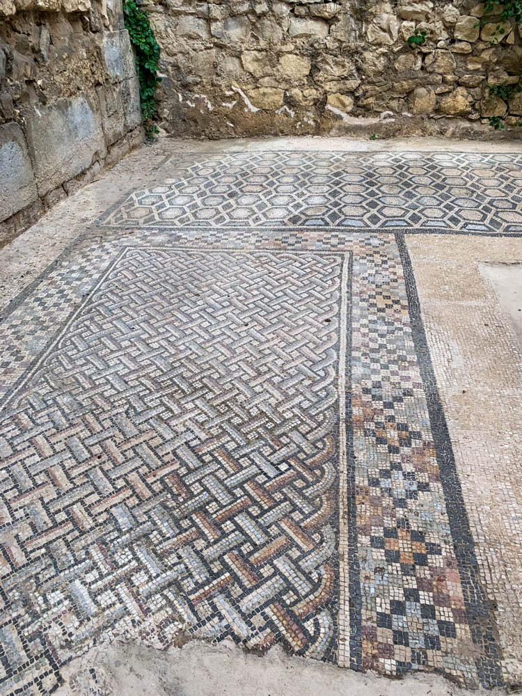 Mosaik am Boden innerhalb der Mauern in Split: Städtetrips Kroatien