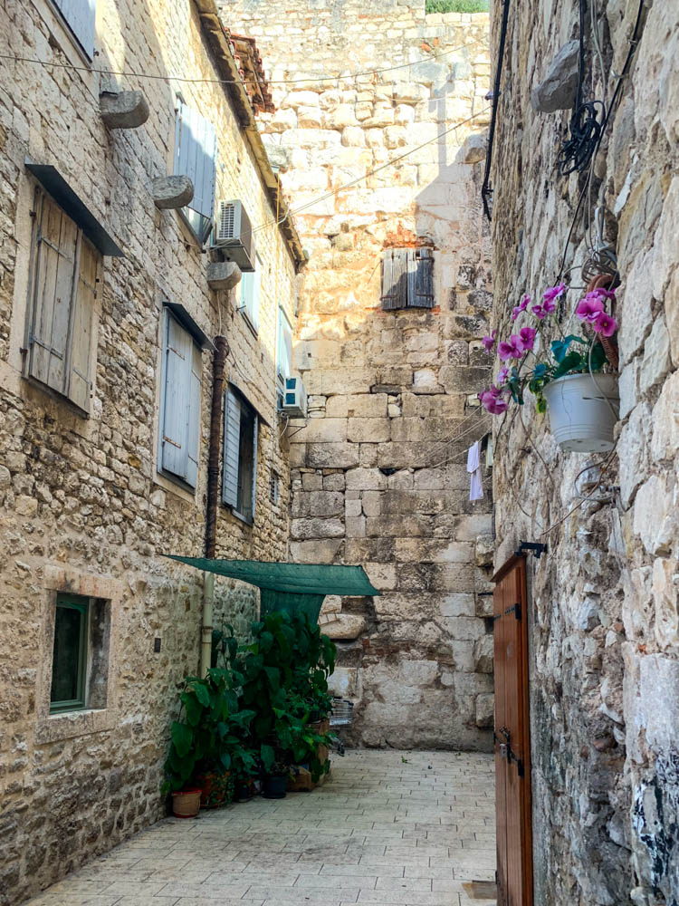 Steinhäuser sowie Steinmauern in Split. Städtetrips Kroatien