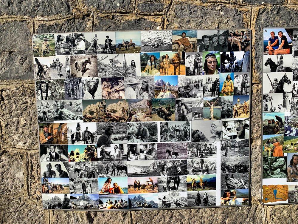 Tafel mit vielen Bildern der Dreharbeiten von den Winnetou Filmen.