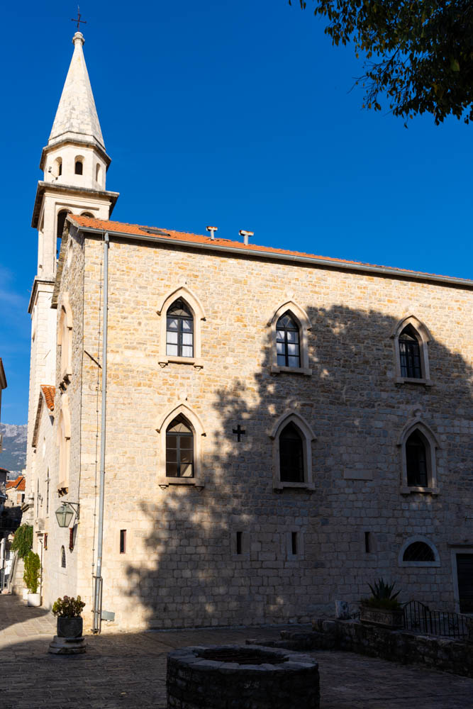 Roadtrip Montenegro - Kirche in Budva. Der Himmel ist kräftig blau