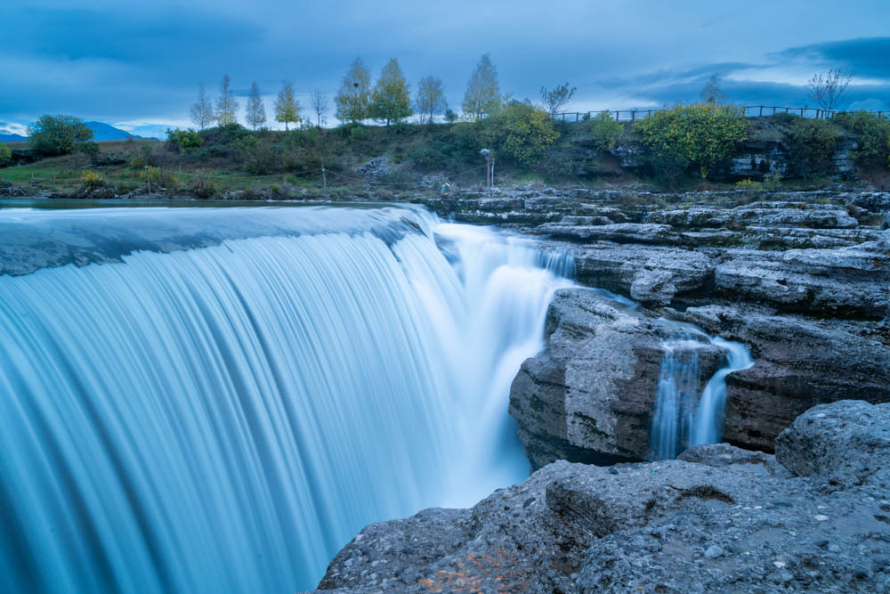 Niagara Fälle Montenegros. Durch Langzeitbelichtung ist das Wasser glatt gezogen. Großer, breiter Wasserfall. Roadtrip Montenegro