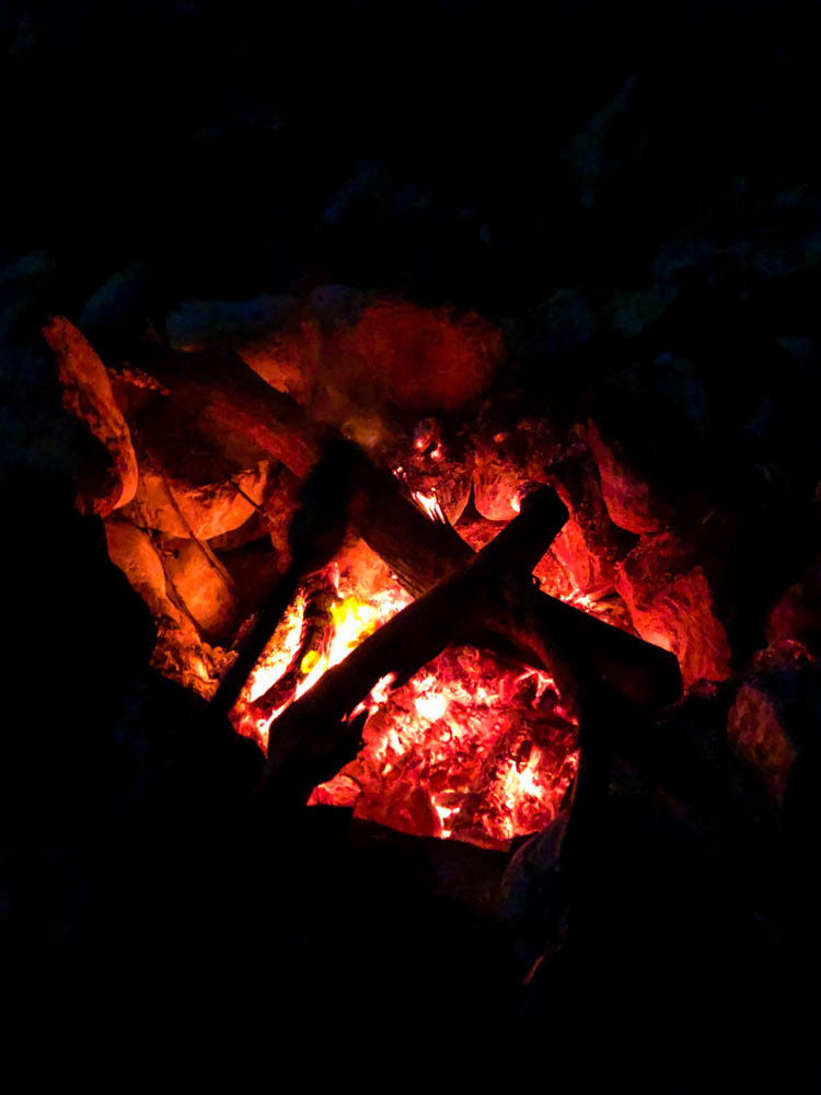 Feuerglut bei Lagerfeuer