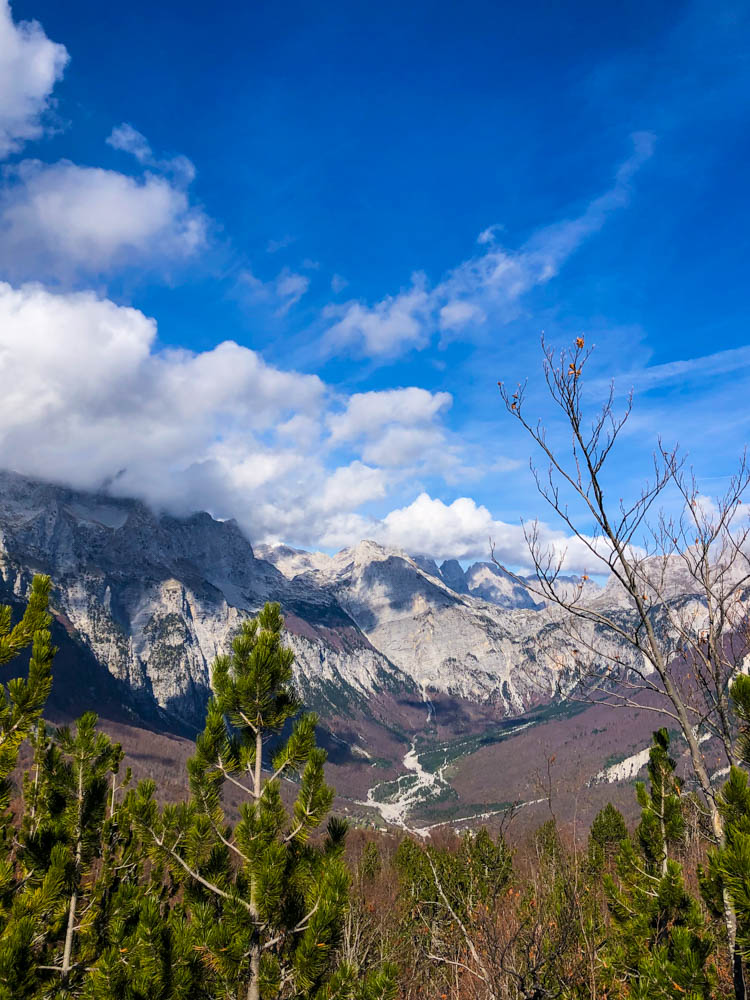 Berglandschaft im Nationalpark Theth in Albanien. Der Himmel ist teilweise bewölkt.