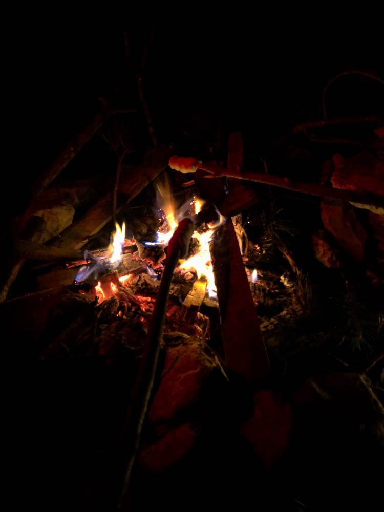 Stockbrot wird am Lagerfeuer erwärmt.