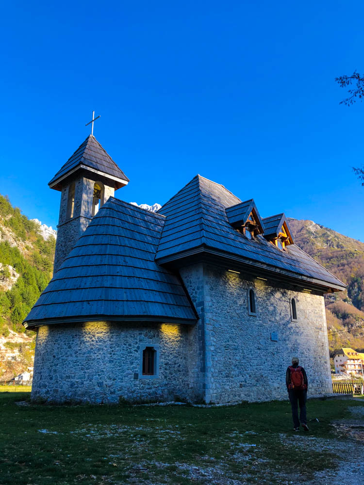 Kirche in Theth Albanien. Der Himmel ist kräftig blau.