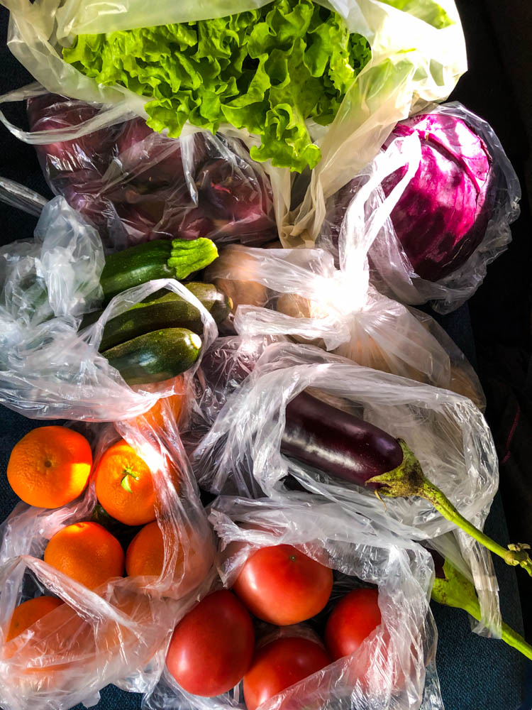 Viel Gemüse und Obst in Tüten verpackt. Einkauf von Straßenstand in Albanien