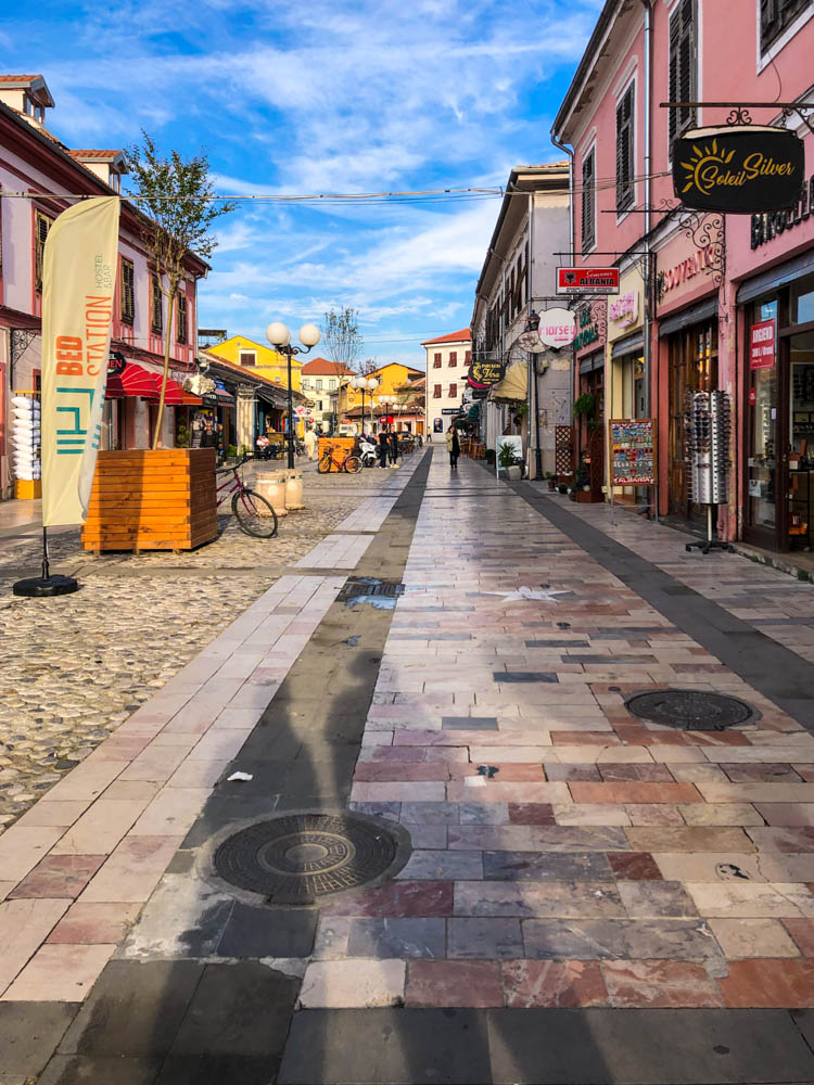 Fußgängerzone in Shkodra. Bunte Häuser prägen das Bild der Stadt. Albanien - ein Land voller Gegensätze