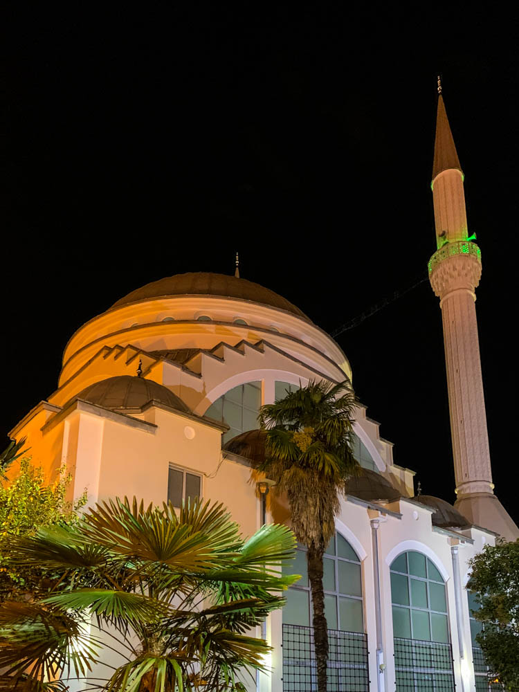 Beleuchtete Moschee bei Nacht in Shkodra (Albanien)