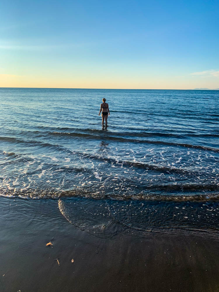 Melanie läuft ins Meer bei Sonnenuntergang in Albanien.