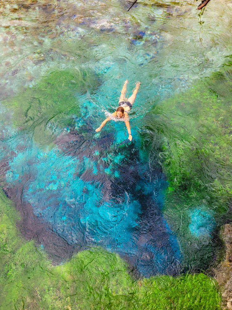 Melanie schwimmt zum Blue Eye in Südalbanien und kämpft gegen die Strömung. Tolle Blau- und Grüntöne