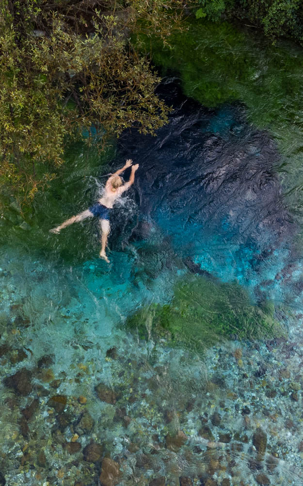 Julian schwimmt zum Blue Eye in Südalbanien. Aufnahme von oben