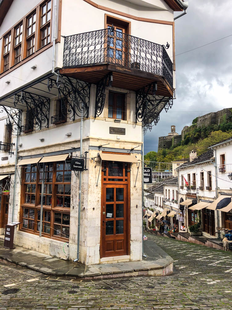 Gjirokastra Albanien - Stadtkern sowie Burganlage