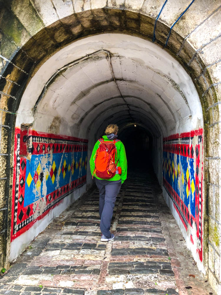 Gjirokastra Albanien - Julian läuft in einen Tunnel bei der Stadtburg.
