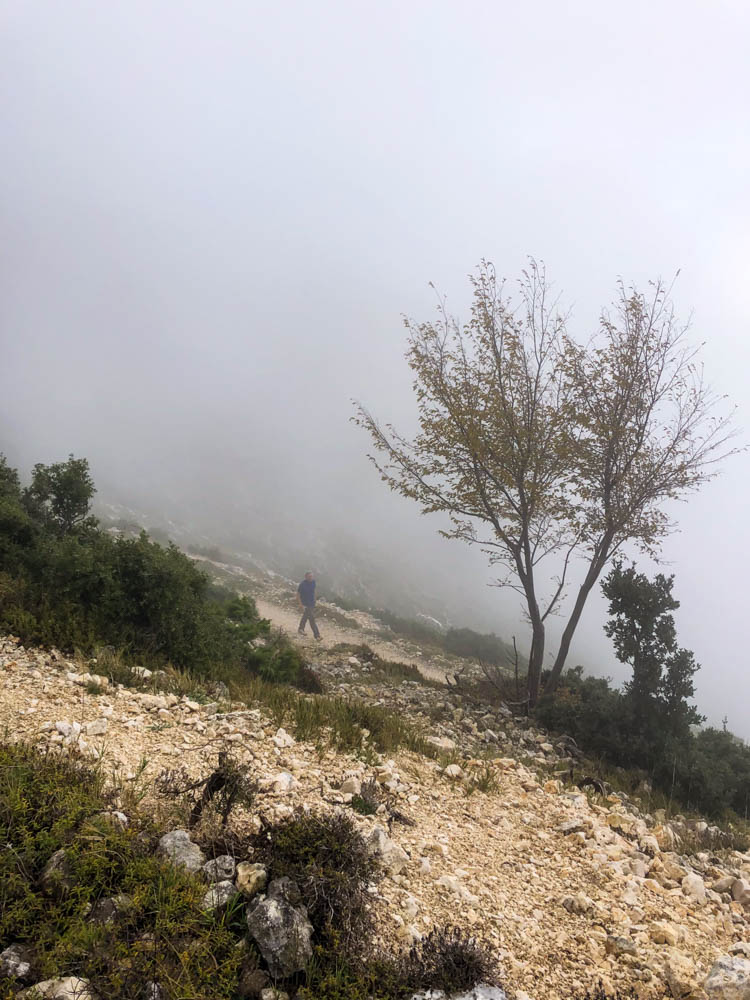Spaziergang im Nebel in Südalbanien hoch auf einem Pass. Julian ist auf dem Bild kaum zu erkennen