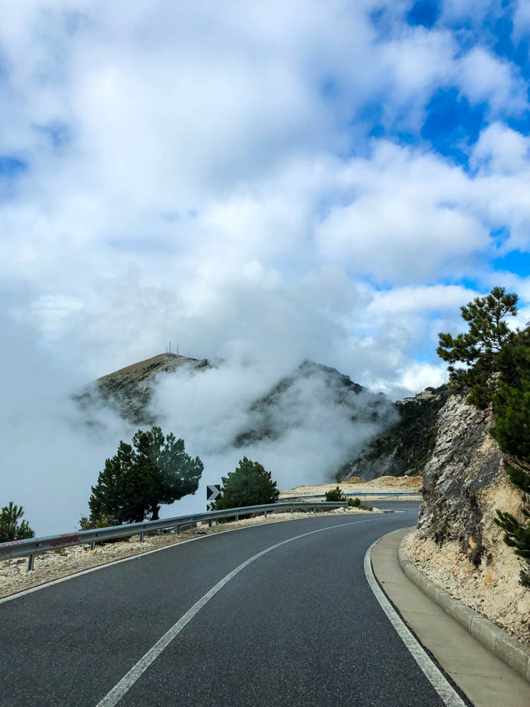 Nebel über Passstraße in Albanien