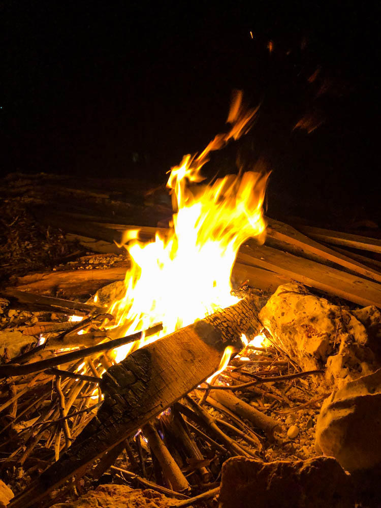 Lagerfeuer am Strand in Südalbanien. Vanlife mit tollen Menschen erleben