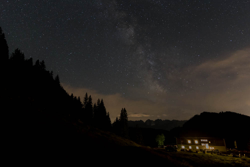 Milchstraße und etliche Sterne über der Priener Hütte in den Chiemgauer Alpen