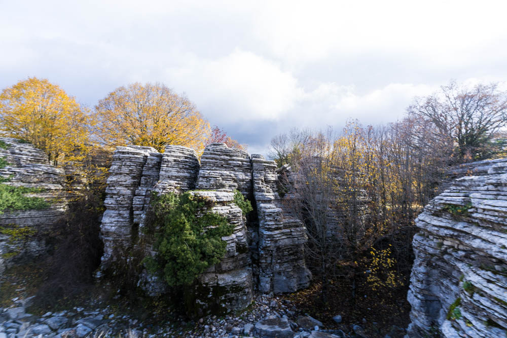 Steinwald in Griechenland. Die Steinformationen sind geschichtet und sehen aus wie gestapelte Pfannkuchen. Stone Forste in Griechenland im Herbst