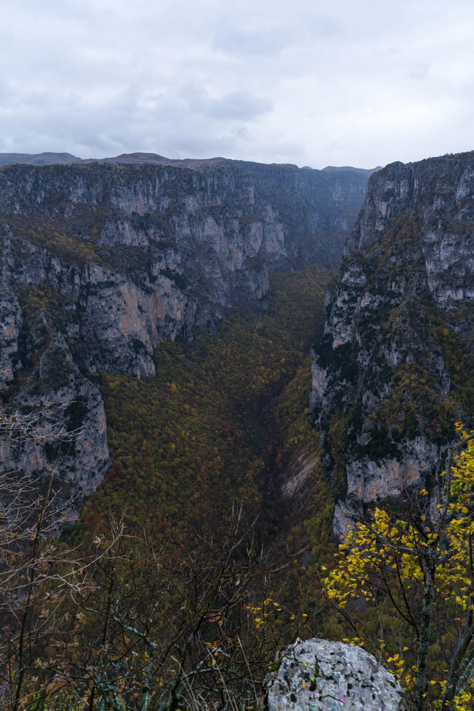 Vikos Schlucht in Griechenland im Herbst. Düstere Wolken hängen über der Schlucht