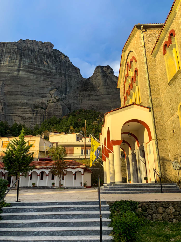 Kirche in griechischer Stadt Kalambaka. Felsformation ist im Hintergrund zu sehen.