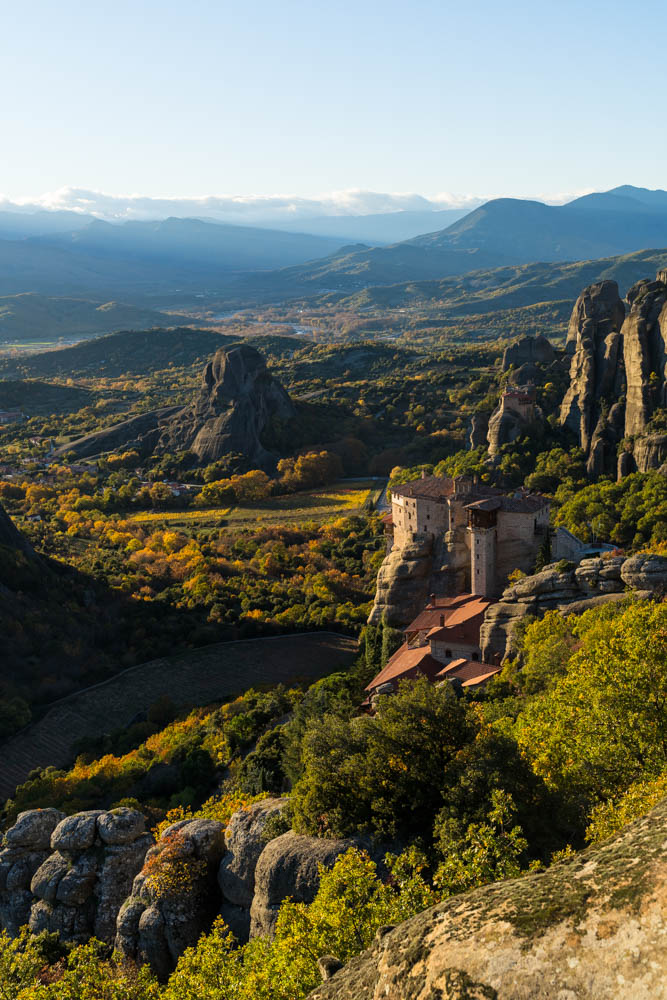 Blick auf das Pindos Gebirge von Meteora Kloster aus. Im Tal ist ein weiteres Kloster zu sehen. Herbstliche Landschaftsaufnahme in Griechenland