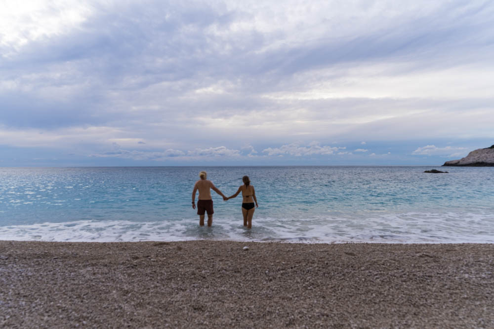 Melanie und Julian laufen Hand in Hand ins türkisfarbene Wasser des ionischen Meeres. Zur Ruhe kommen auf Lefkada