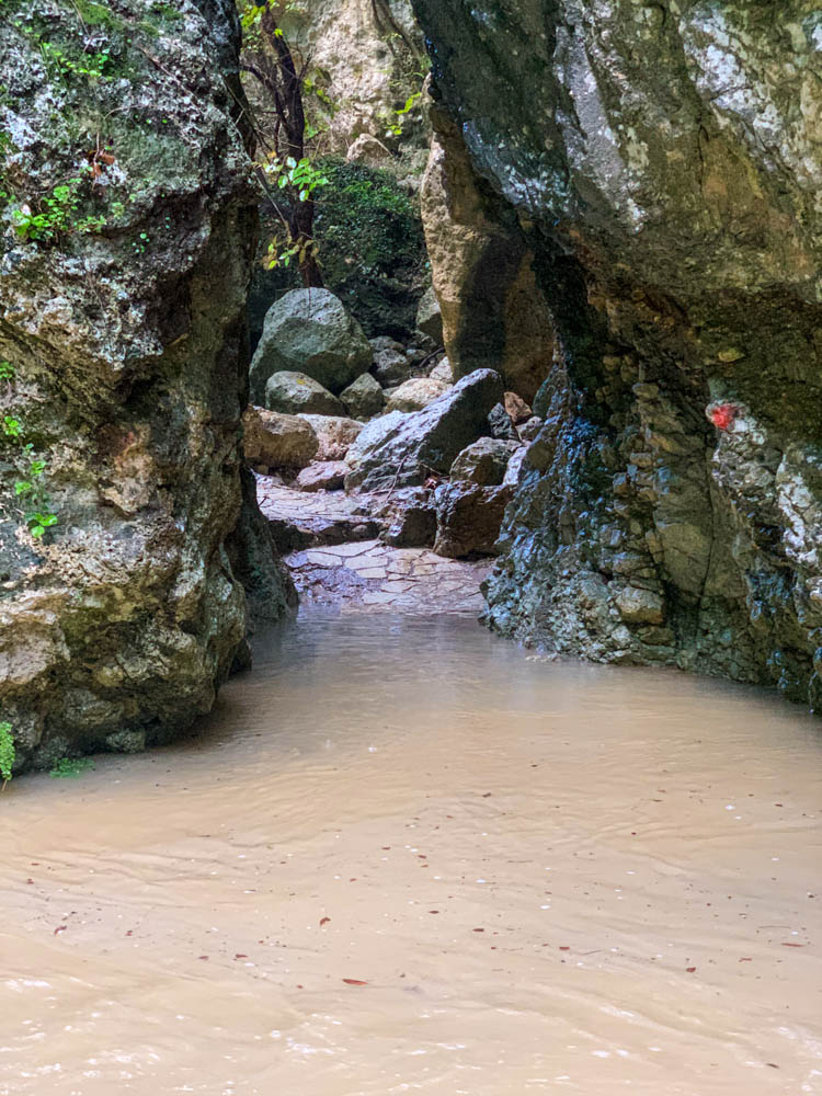 Überschwemmter Weg zum Nydri Wasserfall auf Insel Lefkada.