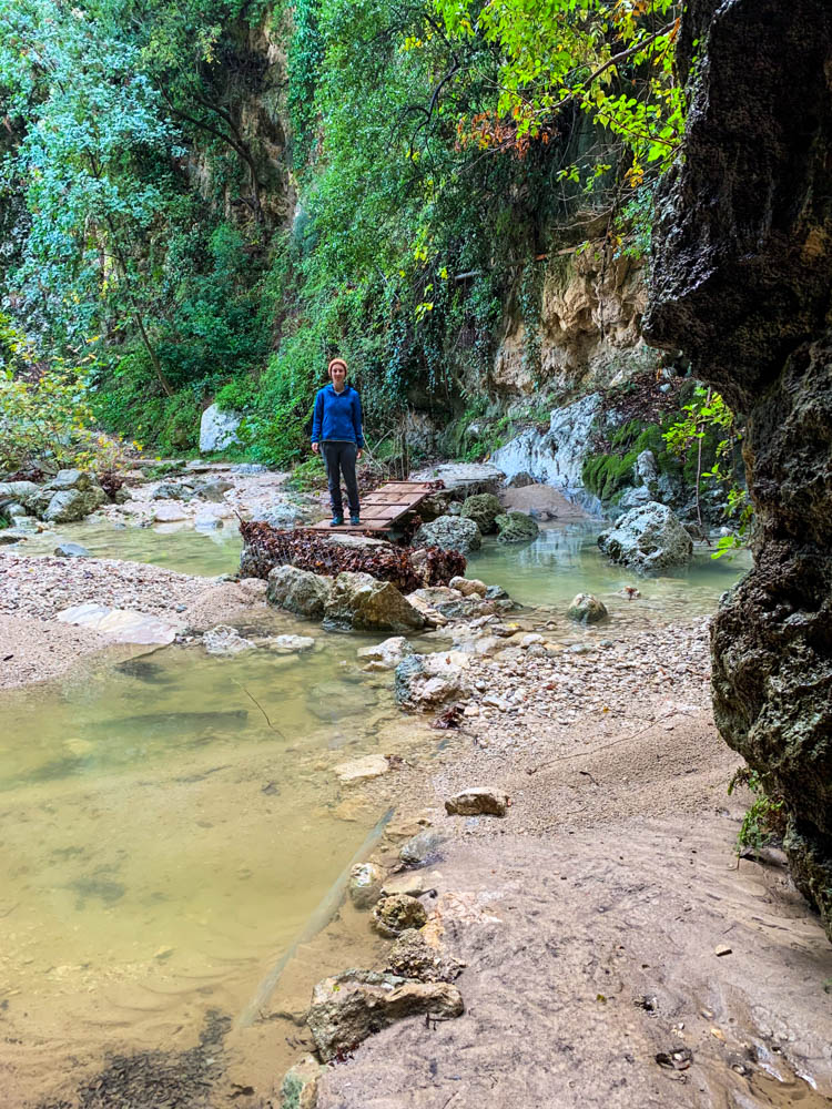 Melanie auf dem Weg zum Nydri Wasserfall auf Lefkada. Zur Ruhe kommen bei einer Wanderung in Griechenland