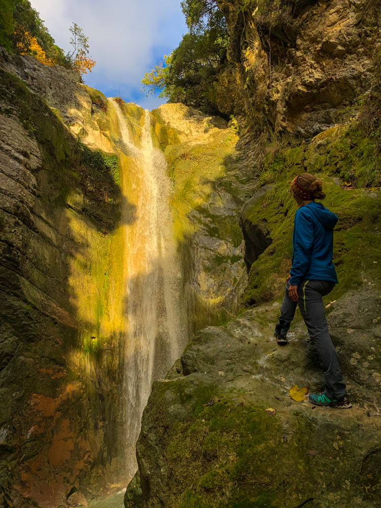 Melanie blickt auf den Nydri Wasserfall, welcher von der Sonne angeschienen wird. Zur Ruhe kommen auf Lefkada.