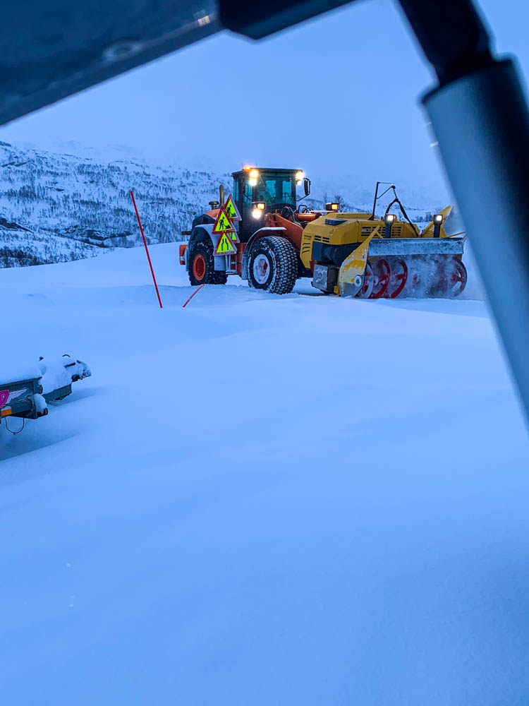 Räumfahrzeug im Einsatz in Skandinavien im Winter. Es sorgt für gute Straßenverhältnisse