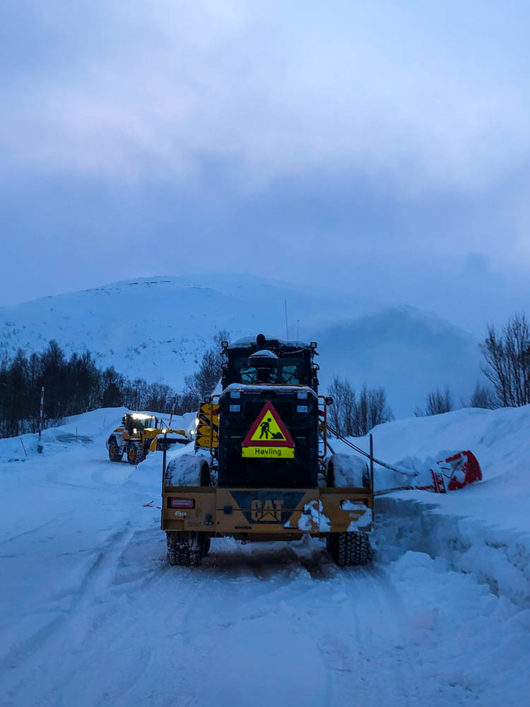 Räumfahrzeuge im Einsatz in Skandinavien im Winter. Sie sorgen für gute Straßenverhältnisse