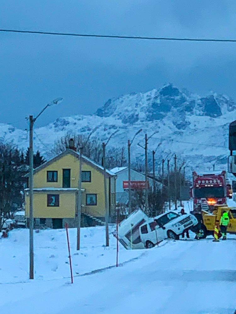 Einsatz im Winter in Skandinavien nach Unfall. Ein Auto mit Wohnwagen ist von der Straße abgekommen.