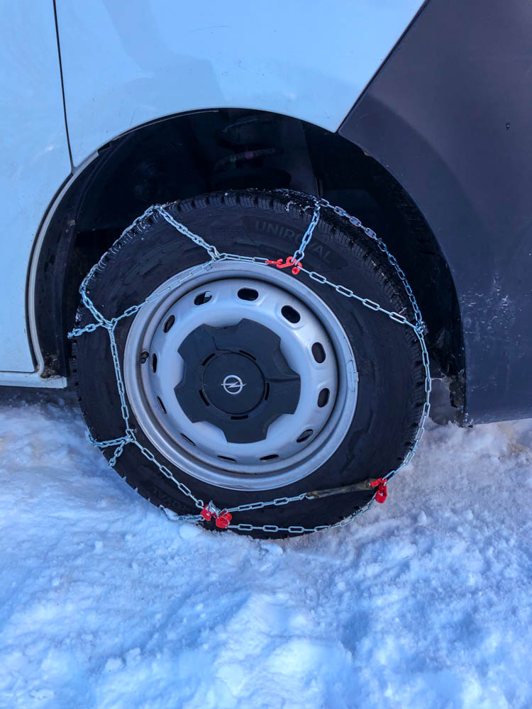 Schneeketten auf Reifen