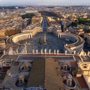 Highlights in Rom: Blick von Kuppel des Petersdom im Vatikan auf die Hauptstadt Italiens mit Vatikan im Vordergrund