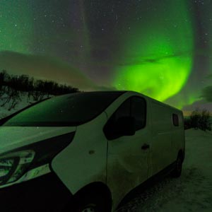 Nordlichter über Van Vivaldi im Abisko Nationalpark Schweden; Kraftstoff und extreme Kälte - Polardiesel