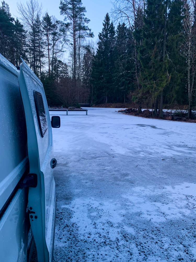 Van Vivaldi auf einem verschneiten Parkplatz im Färnebofjärdens Nationalpark in Schweden